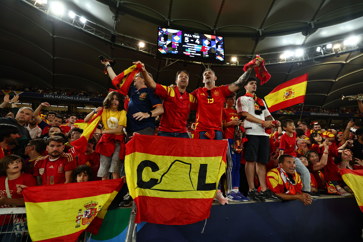 开云-国际比赛日突围战来临，费耶诺德围绕足总杯队长鼓劲，球迷炸锅，阵容厚度经受考验(费耶诺德主场迎战凯尔特人)